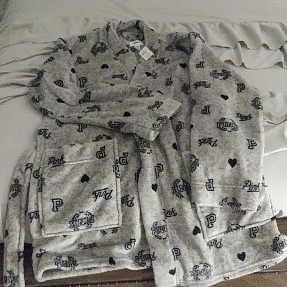 Pink Robe - Picture 4 of 5